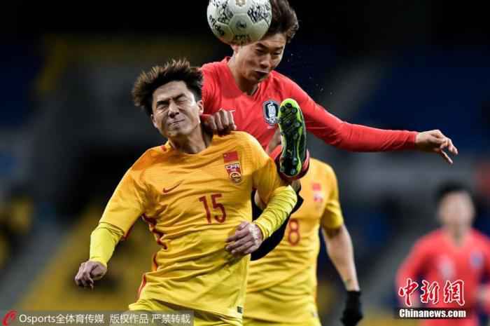 12月15日,国足选拔队迎来东亚杯第二场比赛,对阵东道主韩国队。比赛中,效力北京国安的韩国中卫金玟哉头球破门,中国队最终0:1不敌韩国,遭遇两连败。接下来,国足选拔队还将对阵中国香港队。图片来源:Osports全体育图片社 东亚杯中国男足0:1不敌韩国队 无缘争冠