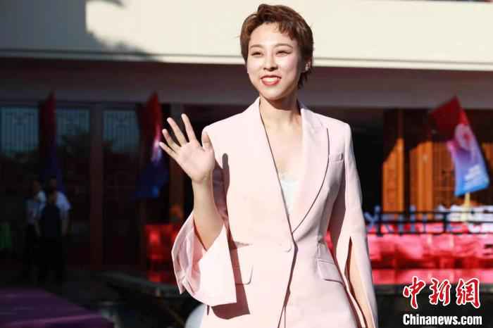 走红毯仪式——目前世界排名第二的中国名将陈思明。 2019世界女子9球锦标赛开幕 韩雨冲击四冠王