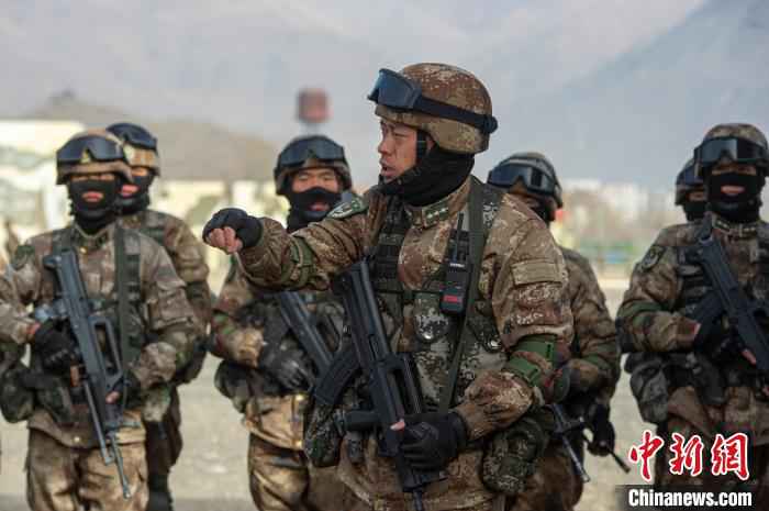 图为特战连长现场明确任务。 王述东 摄 硬核!雪域高原特战队员新年开训