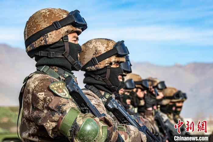 图为特战队员认真听取任务。 王述东 摄 硬核!雪域高原特战队员新年开训