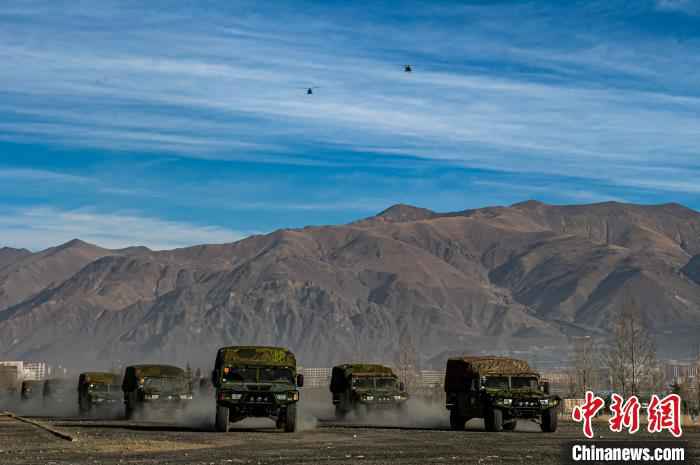 图为空地联合突击。 王述东 摄 硬核!雪域高原特战队员新年开训