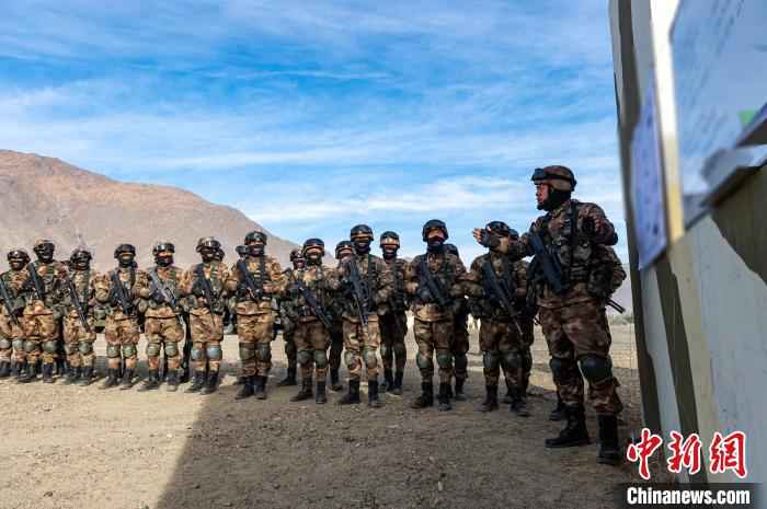 图为演训结束,连长带领队员进行复盘。 王述东 摄 硬核!雪域高原特战队员新年开训