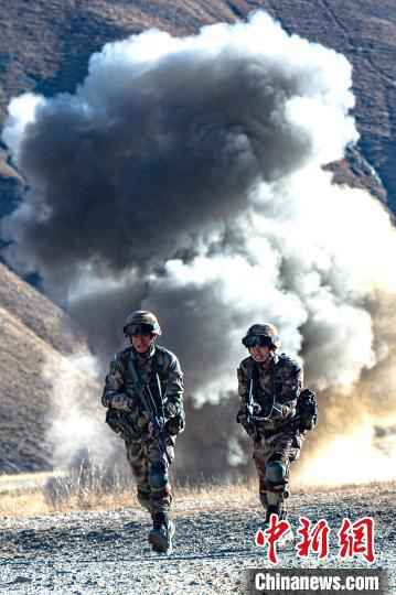 图为特战队员完成定点爆破快速转移。 王述东 摄 硬核!雪域高原特战队员新年开训