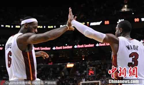 资料图:资料图为詹姆斯和韦德击掌。 传奇正式落幕!热火将退役韦德3号球衣