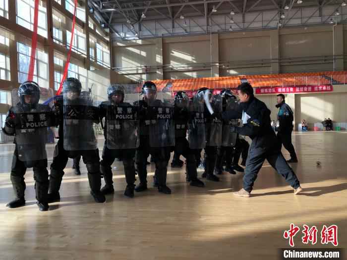 图为演练现场。 罗云鹏 摄 2020”反恐演练备战春运