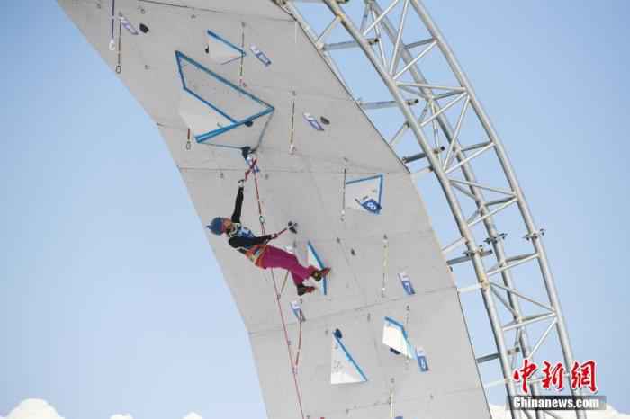 1月3日,2019-2020赛季国际登联攀冰世界杯在长春莲花山生态旅游度假区主题驿站举行。本次比赛分设男女速度赛和难度赛四个项目,共有16个国家和地区的近80名运动员参赛。图为运动员在比赛中。中新社记者 张瑶 摄 挑战地心引力?国际登联攀冰世界杯长春开赛