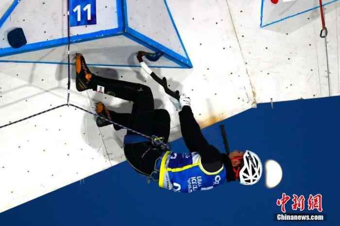 1月3日,2019-2020赛季国际登联攀冰世界杯在长春莲花山生态旅游度假区主题驿站举行。本次比赛分设男女速度赛和难度赛四个项目,共有16个国家和地区的近80名运动员参赛。图为男子难度资格赛。中新社记者 富田 摄 挑战地心引力?国际登联攀冰世界杯长春开赛