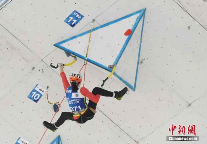 1月3日,2019-2020赛季国际登联攀冰世界杯在长春莲花山生态旅游度假区主题驿站举行。本次比赛分设男女速度赛和难度赛四个项目,共有16个国家和地区的近80名运动员参赛。图为运动员在比赛中。中新社记者 张瑶 摄 挑战地心引力?国际登联攀冰世界杯长春开赛