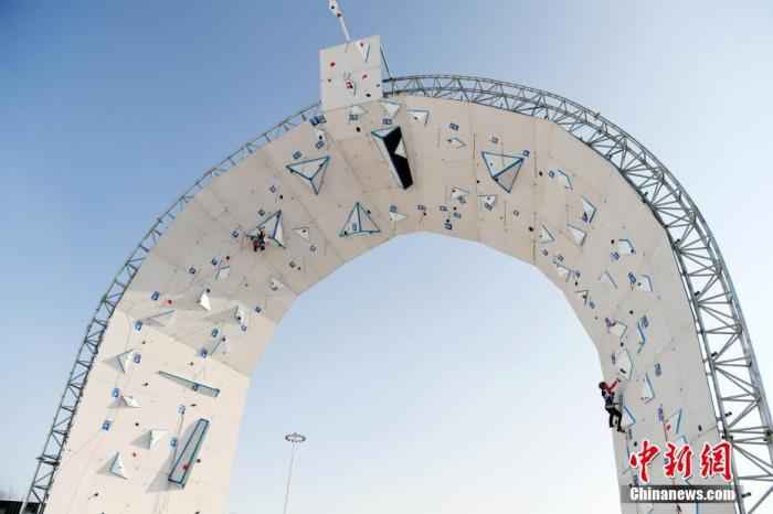 1月3日,2019-2020赛季国际登联攀冰世界杯在长春莲花山生态旅游度假区主题驿站举行。本次比赛分设男女速度赛和难度赛四个项目,共有16个国家和地区的近80名运动员参赛。图为运动员在比赛中。中新社记者 张瑶 摄 挑战地心引力?国际登联攀冰世界杯长春开赛