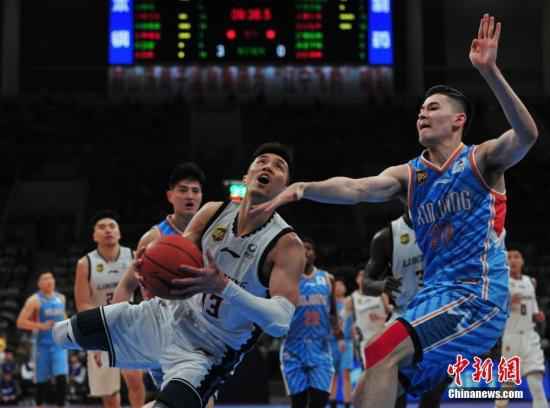 资料图:2019年4月9日,辽宁队(白)郭艾伦在比赛中。当日,2018-2019赛季中国男子篮球职业联赛(CBA)半决赛第一场在辽宁沈阳打响,辽宁队主场迎战新疆队,主队以95:97惜败客队。中新社记者 于海洋 摄 CBA:广东客胜辽宁 北控创本赛季单场得分新低