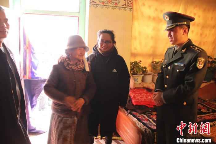 图为官兵到居民家走访慰问。 黄林 摄 寒冬送温暖 驻藏官兵走访慰问驻地民众