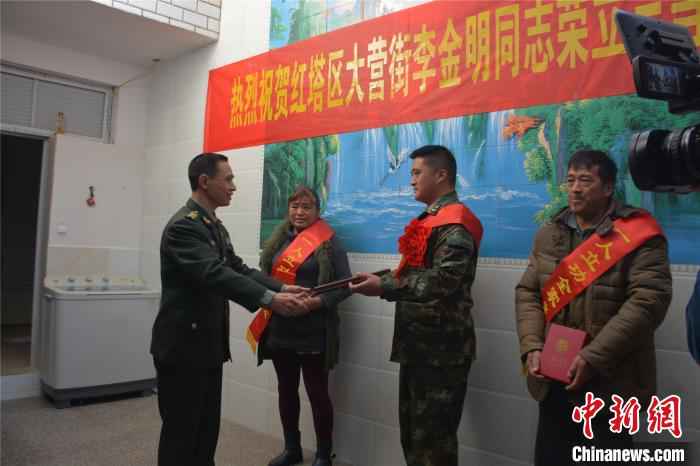 火箭军立功送喜报小组为李金明家庭颁发立功奖状和喜报 方雷 摄 爱情和军功章都给你:火箭军新人婚礼现场收立