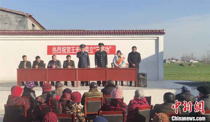 家乡政府为立功军人王光辉的家庭召开庆祝大会 方雷 摄 爱情和军功章都给你:火箭军新人婚礼现场收立