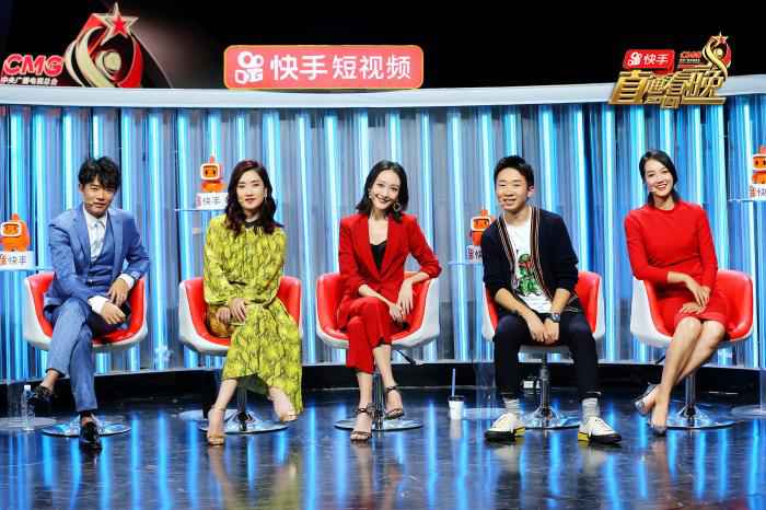 节目组供图 《直通春晚》上演逃脱魔术 王鸥大跳肩铃舞