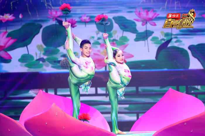 节目组供图 《直通春晚》上演逃脱魔术 王鸥大跳肩铃舞