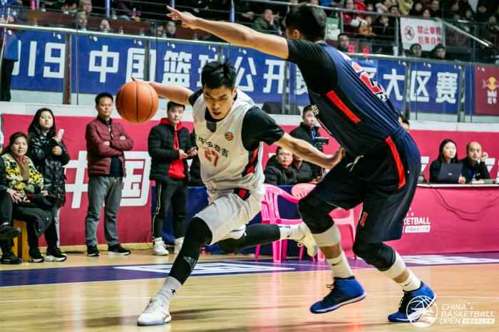 球员在比赛中 主办方供图 中国篮球公开赛总决赛启幕 26队参与冠军角逐