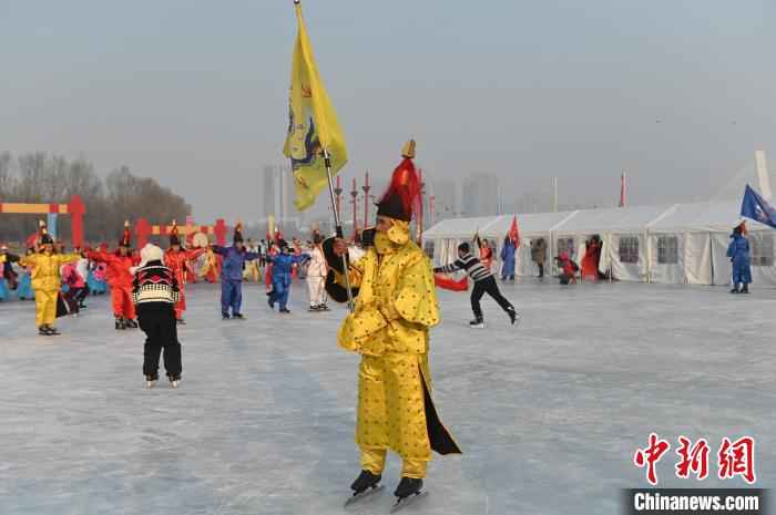 盛京冰嬉表演。 于海洋 摄 沈阳国际冰龙舟大赛将“盛京冰嬉节”推向高潮