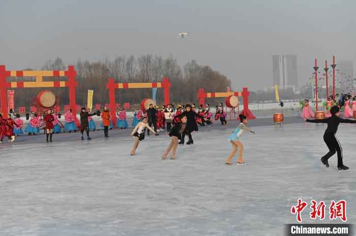 花样滑冰。 于海洋 摄 沈阳国际冰龙舟大赛将“盛京冰嬉节”推向高潮