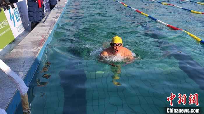 选手在比赛中 孙博妍 摄 中外冬泳选手吉林敦化破冰畅游挑战极限