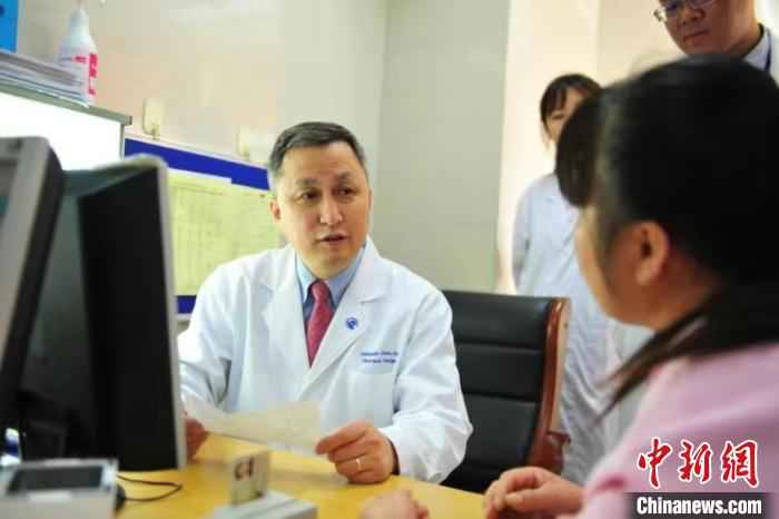 陈海泉教授团队开展的研究证实，在食管癌手术中“右胸入路”手术更有优势。　王广兆 摄