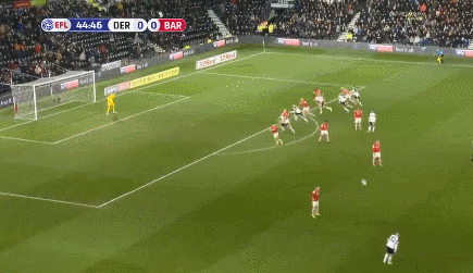 鲁尼在比赛中利用定位球送出助攻。 鲁尼重返英格兰职业联赛 德比郡首秀即送助攻