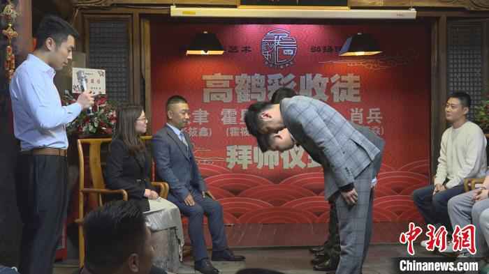 拜师仪式是对相声这门传统艺术传承的具体举措。 康玉湛 摄 高鹤彩上海收徒 郭德纲喜当“师爷”寄语:好好