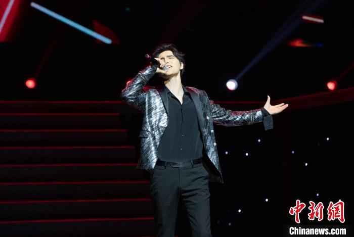 阿云嘎演唱《和祖国在一起》 。主办方供图 “乐见北京”新年共唱会成阿云嘎粉丝见面会现