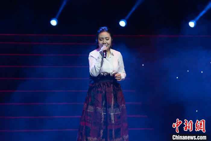 纪敏佳演唱《北京的金山上》。主办方供图 “乐见北京”新年共唱会成阿云嘎粉丝见面会现