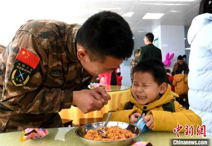 小朋友跟战士们一起学包饺子。 韩苏原 摄 安徽“小军娃”进军营 零距离体验迷彩生活