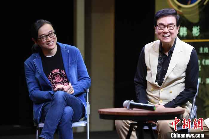 电影人黄百鸣(右)、黄子桓父子同台解密《叶问》的前世今生。 姬东 摄 电影人黄百鸣、黄子桓父子同台解密《叶问》的