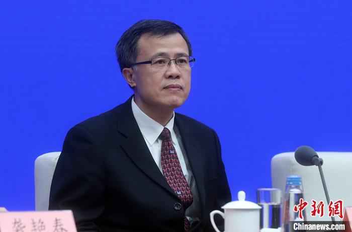 1月13日,国务院新闻办公室在北京举行新闻发布会,介绍银行保险业运行、服务实体经济和防范化解风险情况。中国银保监会首席风险官兼办公厅主任、新闻发言人肖远企表示,原则上有关机构必须在过渡期内规范到位,但对个别困难机构会适当给予灵活措施安排。中新社记者 张宇 摄 银保监会谈资管新规过渡期:对个别困难机构适