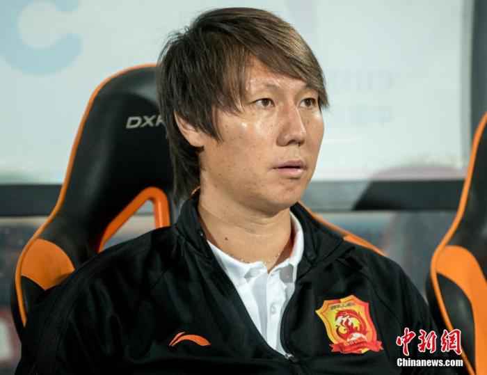 资料图:2018年10月6日,在2018赛季中国足协甲级联赛第27轮比赛中,武汉卓尔队主场战平梅县铁汉生态队冲超成功,李铁在场边观看比赛。中新社记者 张畅 摄 国足正式进入“李家军”时代,先从稳固后防开