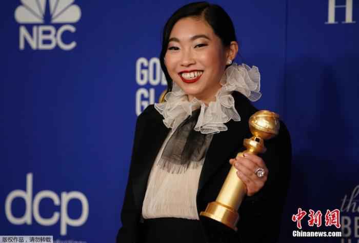 当地时间1月5日晚,第77届美国电影电视金球奖颁奖礼在洛杉矶举行。奥卡菲娜凭《别告诉她》获金球奖音乐喜剧电影最佳女主角。奥卡菲娜也是金球奖历史上首个获得喜剧音乐剧类电影最佳女主角的亚裔演员。 第77届金球奖揭晓 亚裔演员首获喜剧类最佳女主