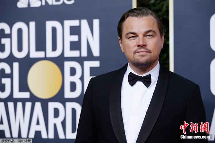 北京时间1月6日上午,第77届美国电影电视金球奖颁奖典礼在好莱坞比弗利山庄举行。本届金球奖的阵容豪华,莱昂纳多·迪卡普里奥、布拉德·皮特、查理兹·塞隆、凯特·布兰切特、克里斯蒂安·贝尔、克里斯·埃文斯、斯嘉丽·约翰逊、詹妮佛·安妮斯顿等影人出席晚会。图为莱昂纳多·迪卡普里奥亮相金球奖红毯。 第77届金球奖揭晓 亚裔演员首获喜剧类最佳女主