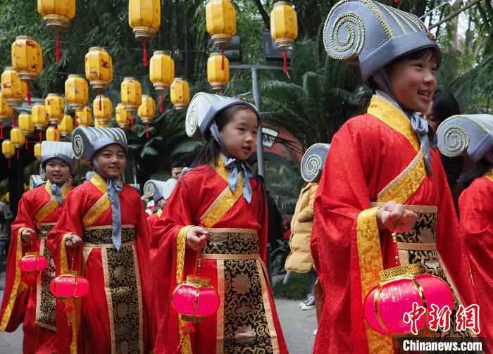 “小喜神”在武侯祠提灯巡游。成都武侯祠博物馆供图