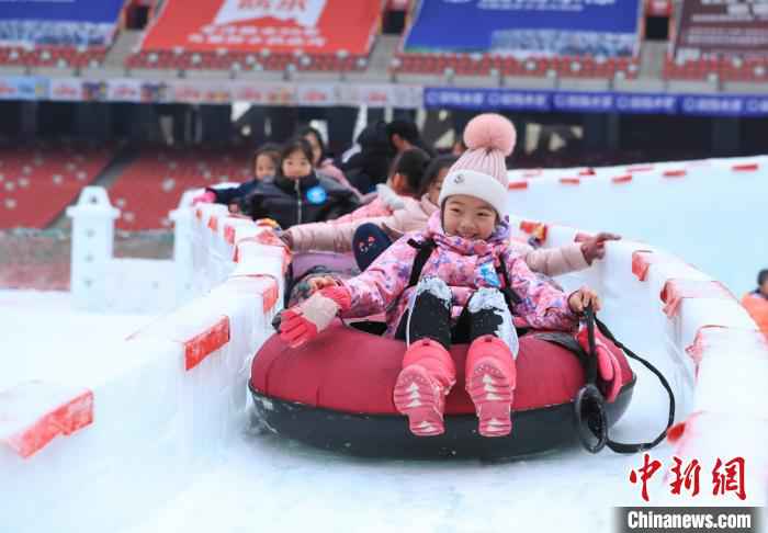 北京推动冰雪运动进校园 84万人次中小学生上冰