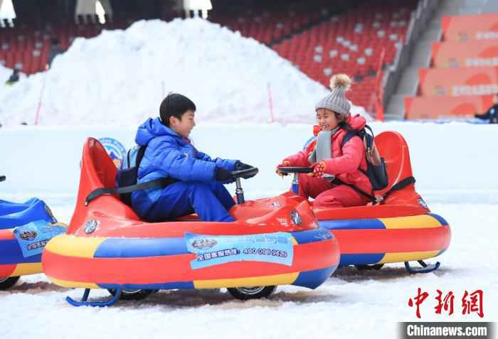 北京推动冰雪运动进校园 84万人次中小学生上冰
