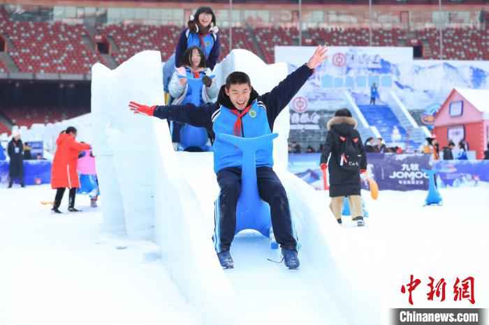 北京推动冰雪运动进校园 84万人次中小学生上冰