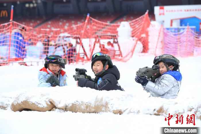 北京推动冰雪运动进校园 84万人次中小学生上冰