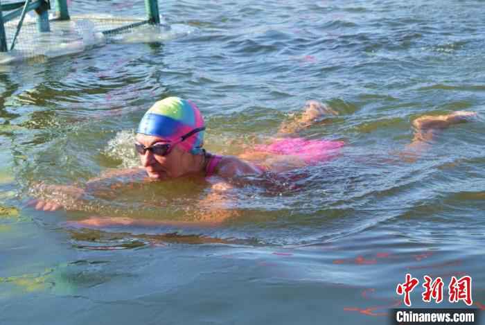 俄罗斯选手在零下二三十摄氏度的水中比赛。　訾立民 摄