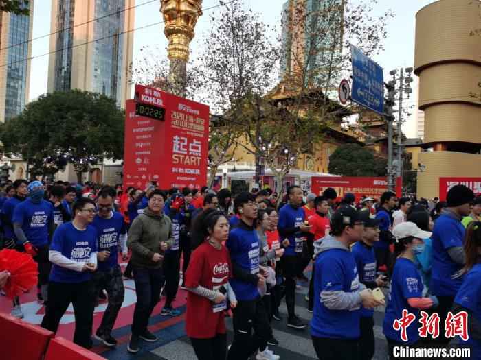 2020上海?静安元旦迎新跑将延续10公里挑战赛和5公里家庭亲子跑的项目设置。 陈静 摄 奥运冠军王军霞、刘虹上海领跑 数千体育爱好者
