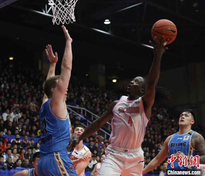 四川队的小外援福特森全场只得到13分7篮板4助攻,多次出手不中末节被按在了替补席。 吕杨 摄 四川男篮主场惜败北京队