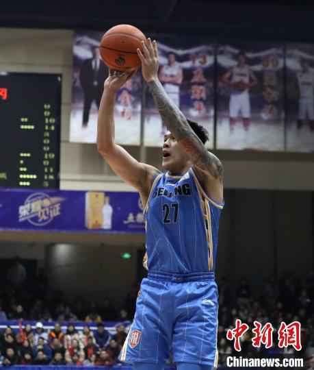 来自台湾的周仪翔得到11分2篮板2抢断,外线的火热手感帮助球队拉大分差。 吕杨 摄 四川男篮主场惜败北京队