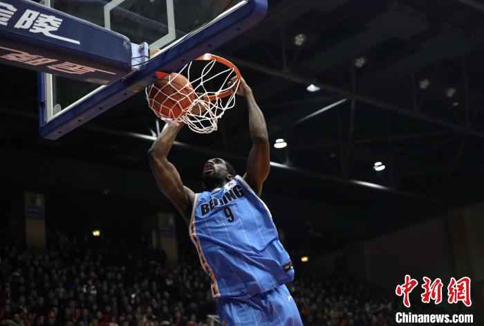 北京首钢男篮外援尤度此役砍下16分13篮板4助攻5抢断7封盖,带领球队冲击四川队三秒区。 吕杨 摄 四川男篮主场惜败北京队