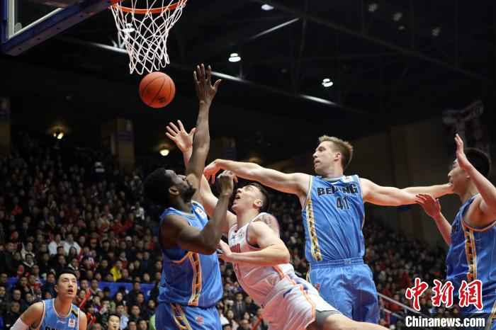 四川队的汉斯布鲁本场比赛得到39分12篮板,凭一己之力挑战北京首钢男篮的后防线。 吕杨 摄 四川男篮主场惜败北京队