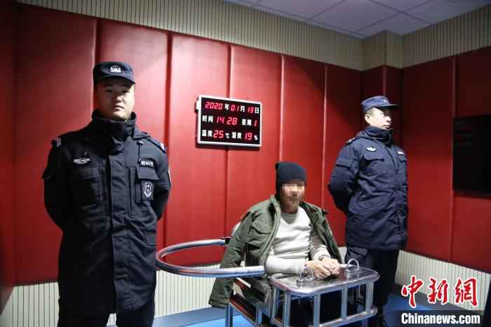 图为警方审讯李某。警方供图 抢劫杀人焚尸 内蒙古警方抓获19年前命案逃犯