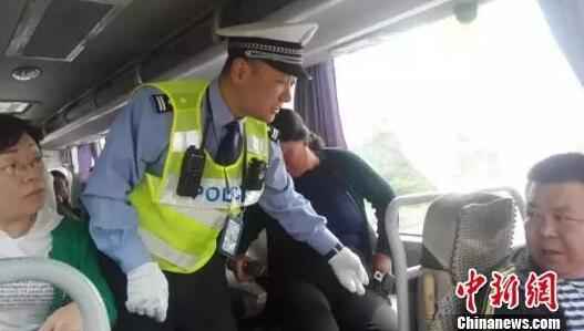 资料图:高速交警对客车乘车人使用安全带情况进行检查。陆祁国 摄 后排乘客不系安全带要吃罚单!网友:我就没找