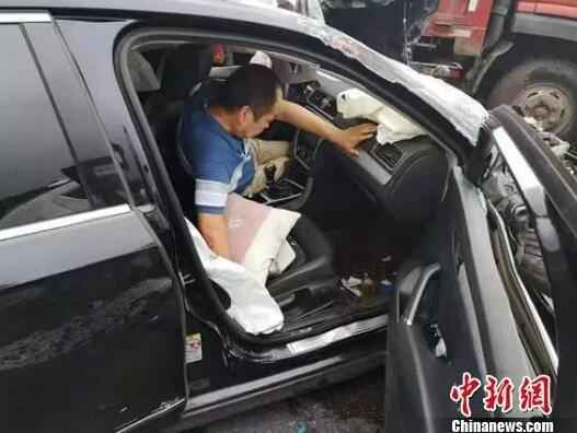 资料图:车辆变形一名驾驶员被困等待救援。 钟欣 摄 后排乘客不系安全带要吃罚单!网友:我就没找