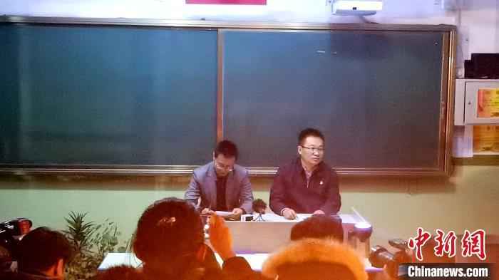 图为青海省西宁市官方召开新闻发布会,介绍相关情况。 张坤 摄 青海西宁路面塌陷公交车陷入大坑 2人失踪13人被