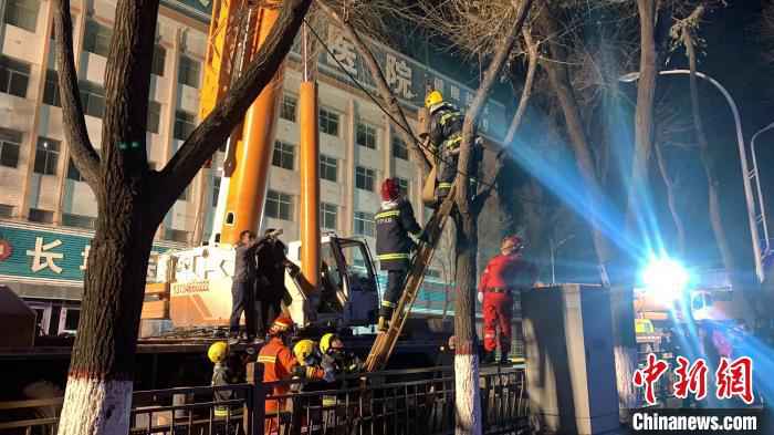 图为相关部门开展救援。 马铭言 摄 青海西宁路面塌陷公交车陷入大坑 2人失踪13人被